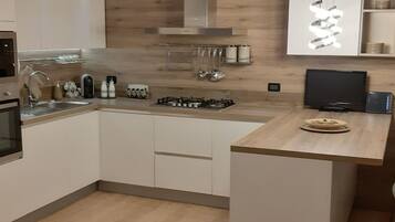 Kühlschrank, Mikrowelle, Ofen, Geschirrspüler