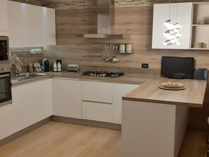 Frigorifero, microonde, forno, lavastoviglie