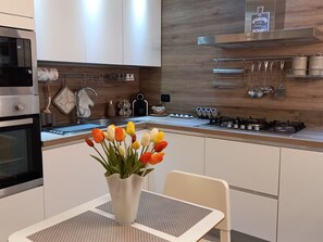 Kühlschrank, Mikrowelle, Ofen, Geschirrspüler