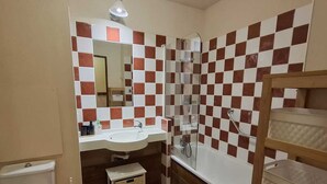 A bathroom with a toilet, sink, shower, and a mirror. - 2-room apartment, 4 pers, balcony and equipped kitchen in Valloire (Valloire)