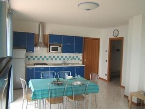 Fridge, microwave, dishwasher, cookware/dishes/utensils - Wohnung 8 mit Seeblick, Garage, Schwimmbad, by Interhome (Brenzone)