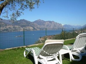 Property grounds - Apartment  by Interhome (Brenzone)