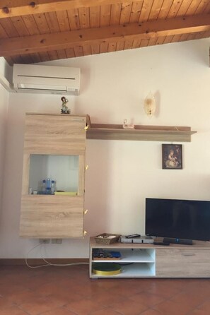 Interior - Apartment  by Interhome (Brenzone)