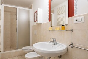シャワー、ビデ、タオル、トイレットペーパー