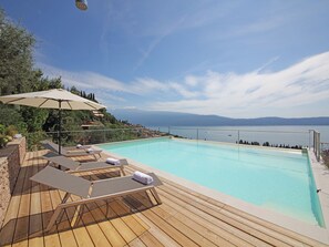 Pool - Exklusive Villa Agave mit Seeblick und privatem Pool by Interhome (Toscolano)