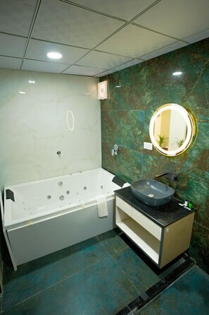 Premium Room With Jacuzzi | Bathroom | Towels - Sunrise Dreamworld Resort (Amer)