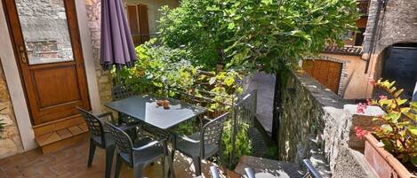 تناول الطعام بالخارج