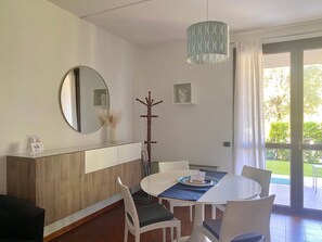Dining - Gemütliche Drei-Zimmer-Wohnung mit Garten by Interhome (Sirmione)