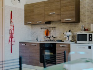 Frigorifero, microonde, forno, lavastoviglie