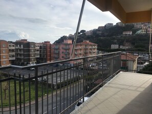 Property grounds - 'White' mit Balkon by Interhome (Pietra Ligure)