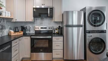 Jääkaappi, mikroaaltouuni, uuni, liesi