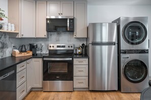 Frigorífico, microondas, horno y placa de cocina