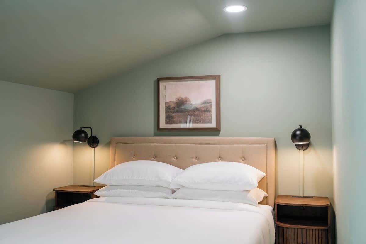 2 bedrooms, iron/ironing board, travel crib, WiFi (free)