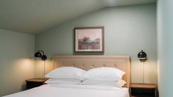 2 bedrooms, iron/ironing board, travel crib, WiFi (free)