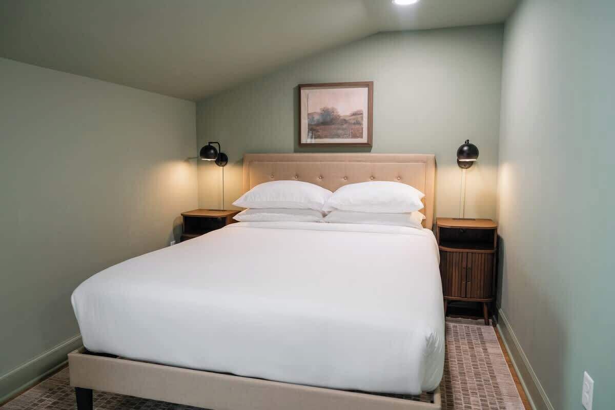 2 bedrooms, iron/ironing board, travel crib, WiFi (free)