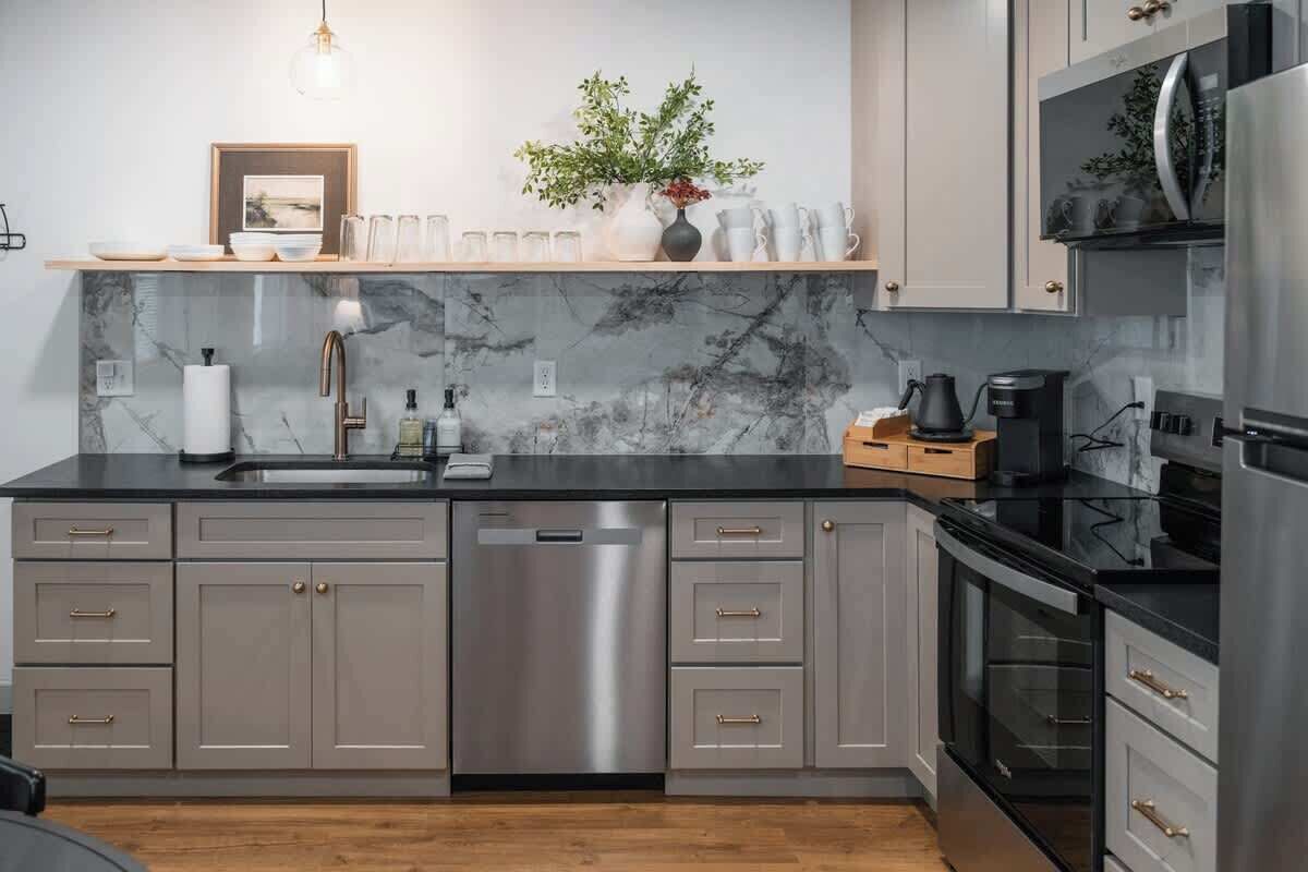Cafetera/tetera, refrigerador, microondas, horno