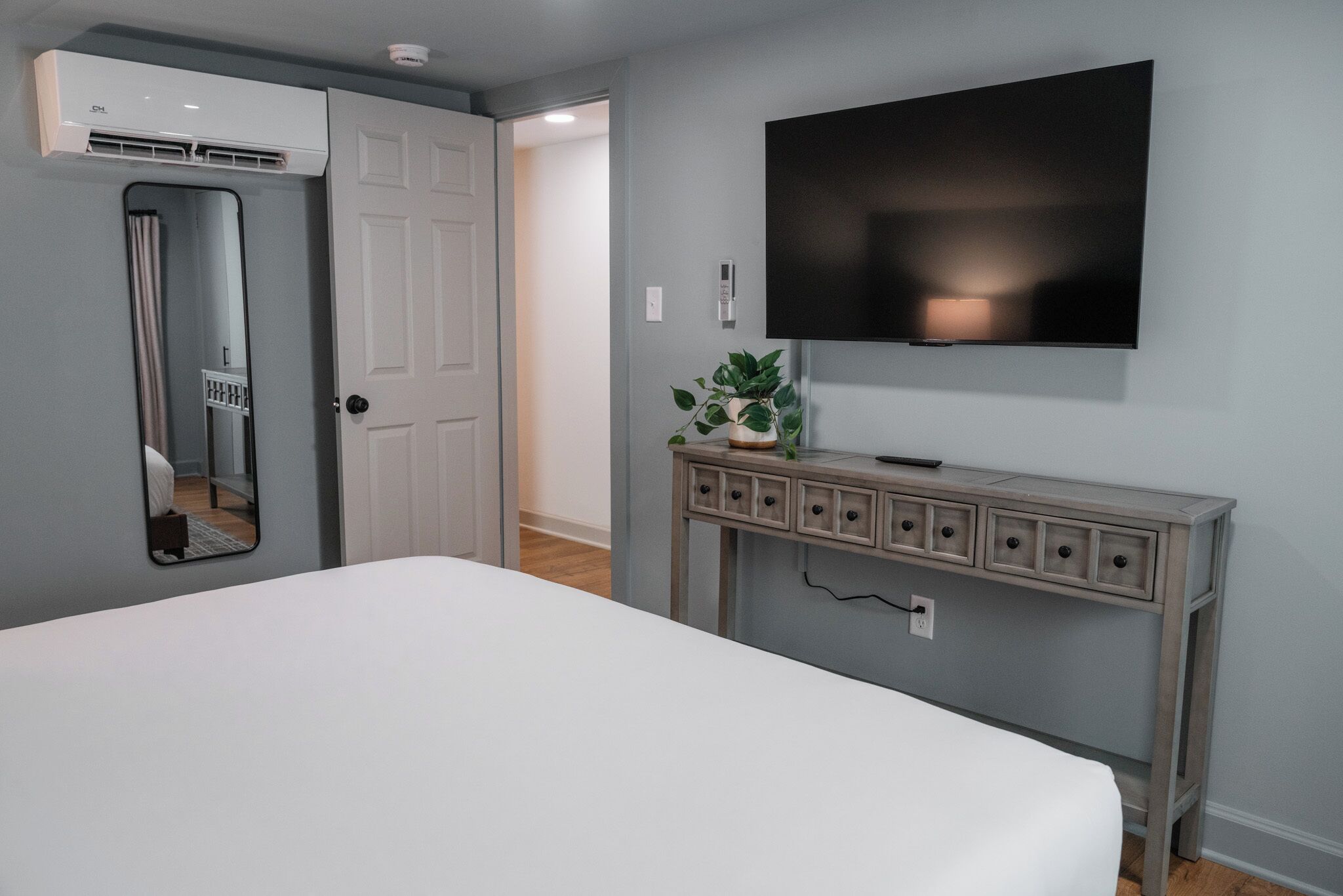 Fer et planche à repasser, lit parapluie, Wi-Fi gratuit, draps fournis