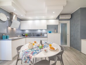 Dining - Loving Alassio - Eine hochmoderne Drei-Zimmer-Wohnung am Meer by Interhome (Alassio)