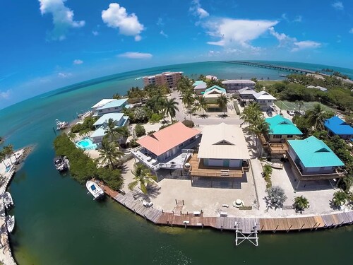 Waterfront Remodeled Home w/ Private 35’ Boat Dock  - at the foot of the iconic 7-Mile Bridge. Cozy house, water views, outdoor entertaining, private XL hot tub,  walk to Sunset Grill for pool. Perfect for fishing, boaters, divers & sunset lovers.
