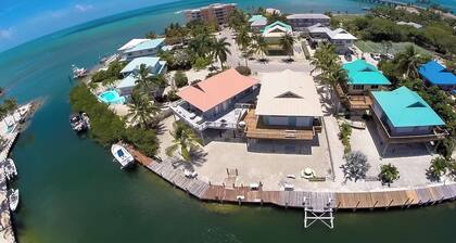 Waterfront Remodeled Home w/ Private 35’ Boat Dock - at the foot of the iconic 7-Mile Bridge. Cozy house, water views, outdoor entertaining, private XL hot tub, walk to Sunset Grill for pool. Perfect for fishing, boaters, divers & sunset lovers.