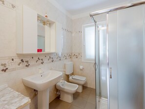 Bathroom - Villa in Borgomaro mit privatem Parkplatz by Interhome (Borgomaro)