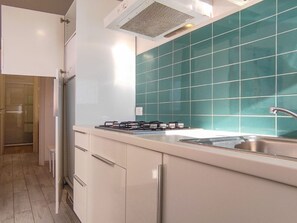 Refrigerador, microondas y utensilios de cocina 