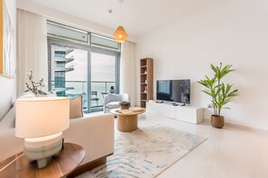 TV - Prime Waterfront Location with Stunning Palm Jumeirah Views, Close to Dubai’s Top Attractions (Dubai)