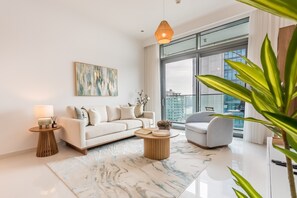 TV - Prime Waterfront Location with Stunning Palm Jumeirah Views, Close to Dubai’s Top Attractions (Dubai)