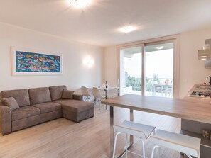 Interior - Flacher Sonnenuntergang by Interhome (Torri del Benaco)