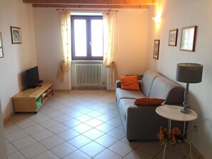 Living area - Apartment  by Interhome (Brenzone)
