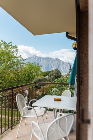 Outdoor dining - Ruhige Drei-Zimmer-Wohnung im Grünen mit Seeblick by Interhome (Malcesine)