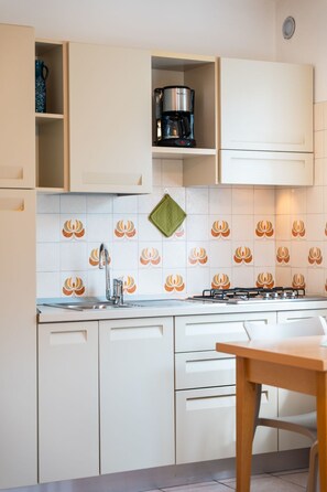 Fridge, cookware/dishes/utensils - Einzimmerwohnung mit Wasserblick by Interhome (Malcesine)