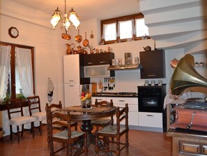 Kühlschrank, Mikrowelle, Ofen, Kochgeschirr/Geschirr/Besteck