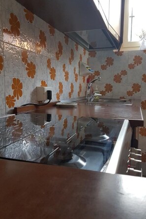 Fridge, microwave, oven, cookware/dishes/utensils - in Salò mit Grill, Terrasse und Garten by Interhome (Salo')