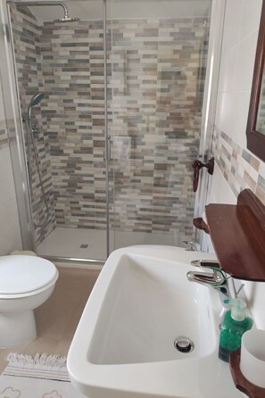 Bathroom - in Salò mit Grill, Terrasse und Garten by Interhome (Salo')