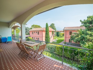 Outdoor dining - Wohnung Dependance mit Gemeinschaftspool by Interhome (Manerba)