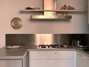 Jääkaappi, uuni, astianpesukone, keittoastiat/astiat/ruokailuvälineet