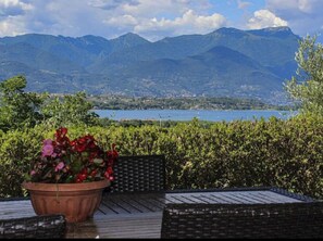 Outdoor dining - Wohnung mit Seeblick in Villa Elena by Interhome (Manerba)