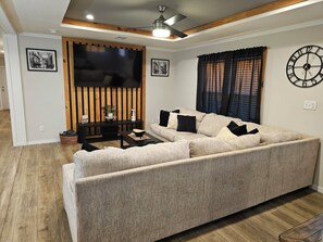 Smart TV - PROMISE PLACE- BRAND NEW, quiet, cozy, fully appointed retreat! (Lake Charles)