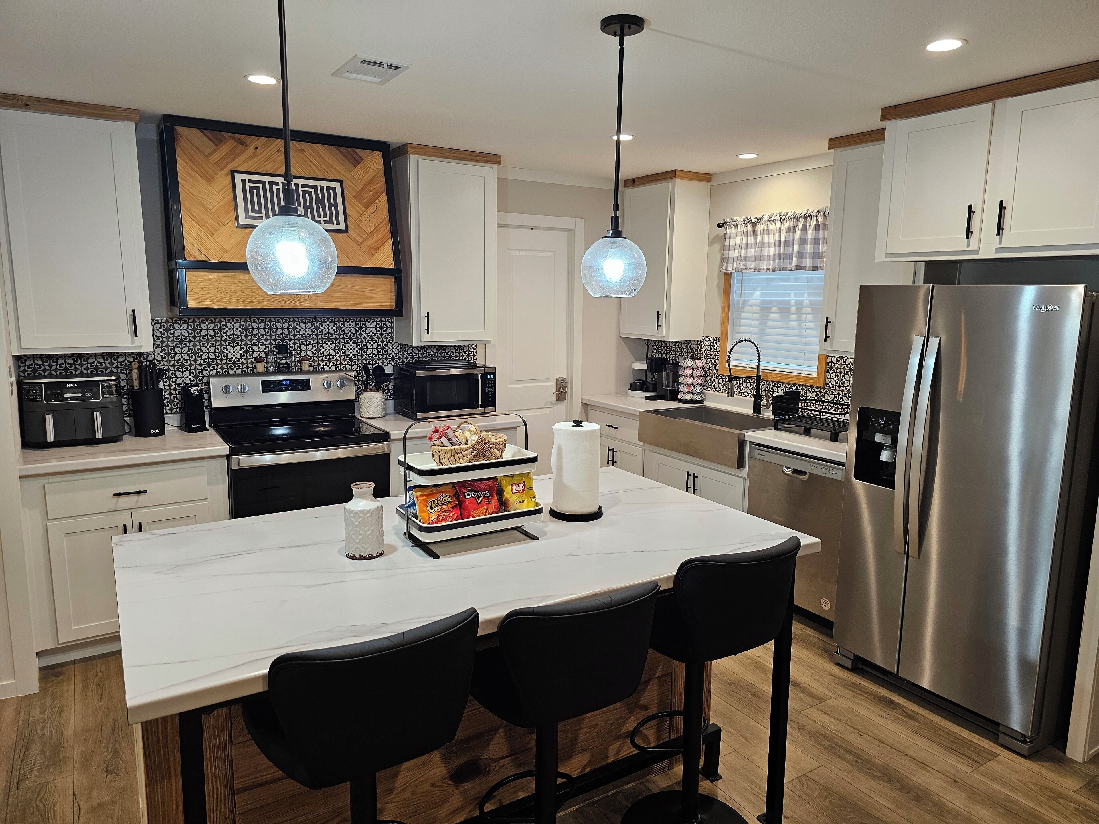 Een koelkast, een magnetron, een oven, een kookplaat