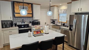 Een koelkast, een magnetron, een oven, een kookplaat