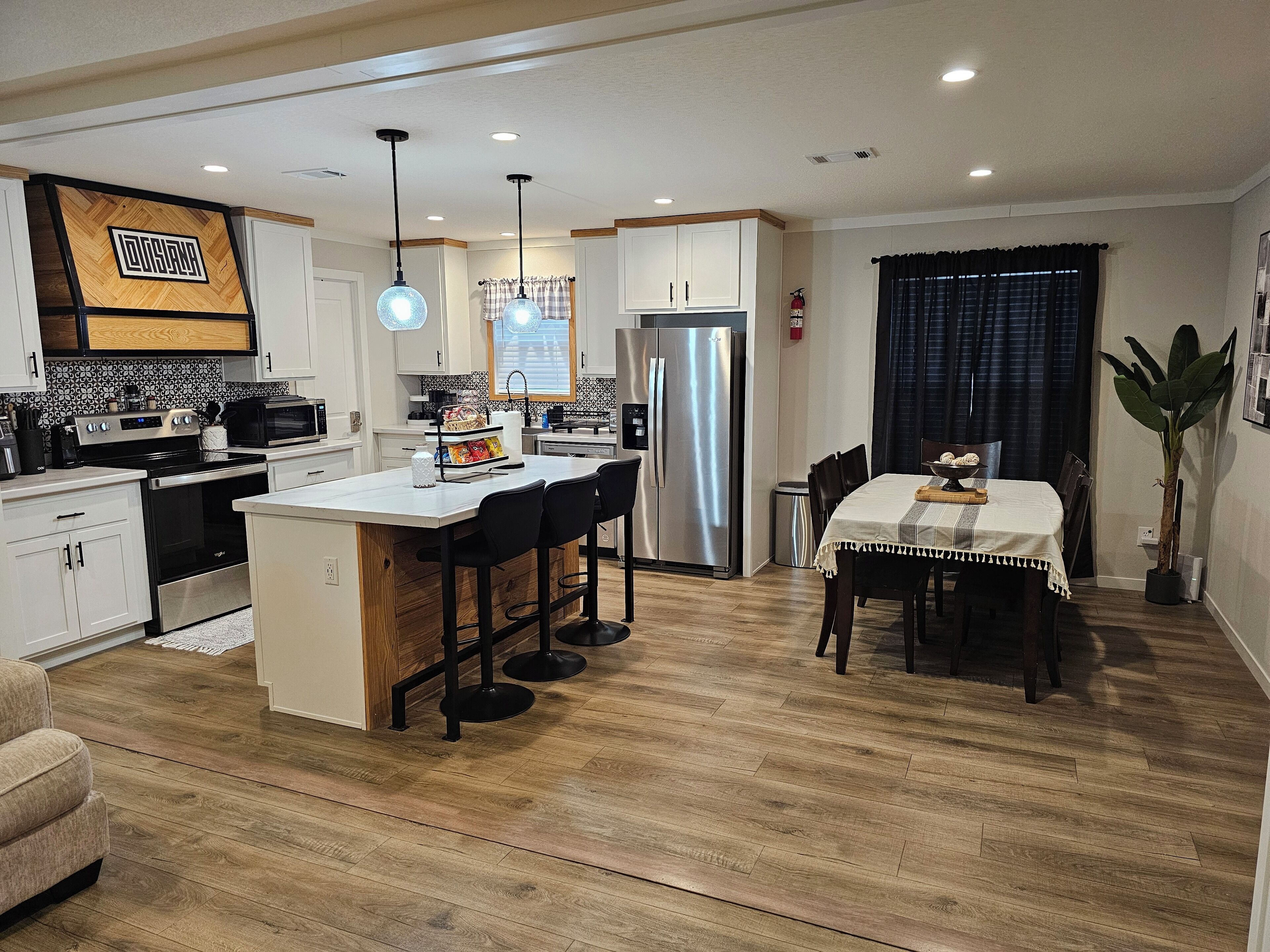 Frigorífico, microondas, horno y placa de cocina