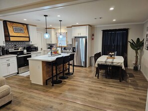 Frigorífico, microondas, horno y placa de cocina