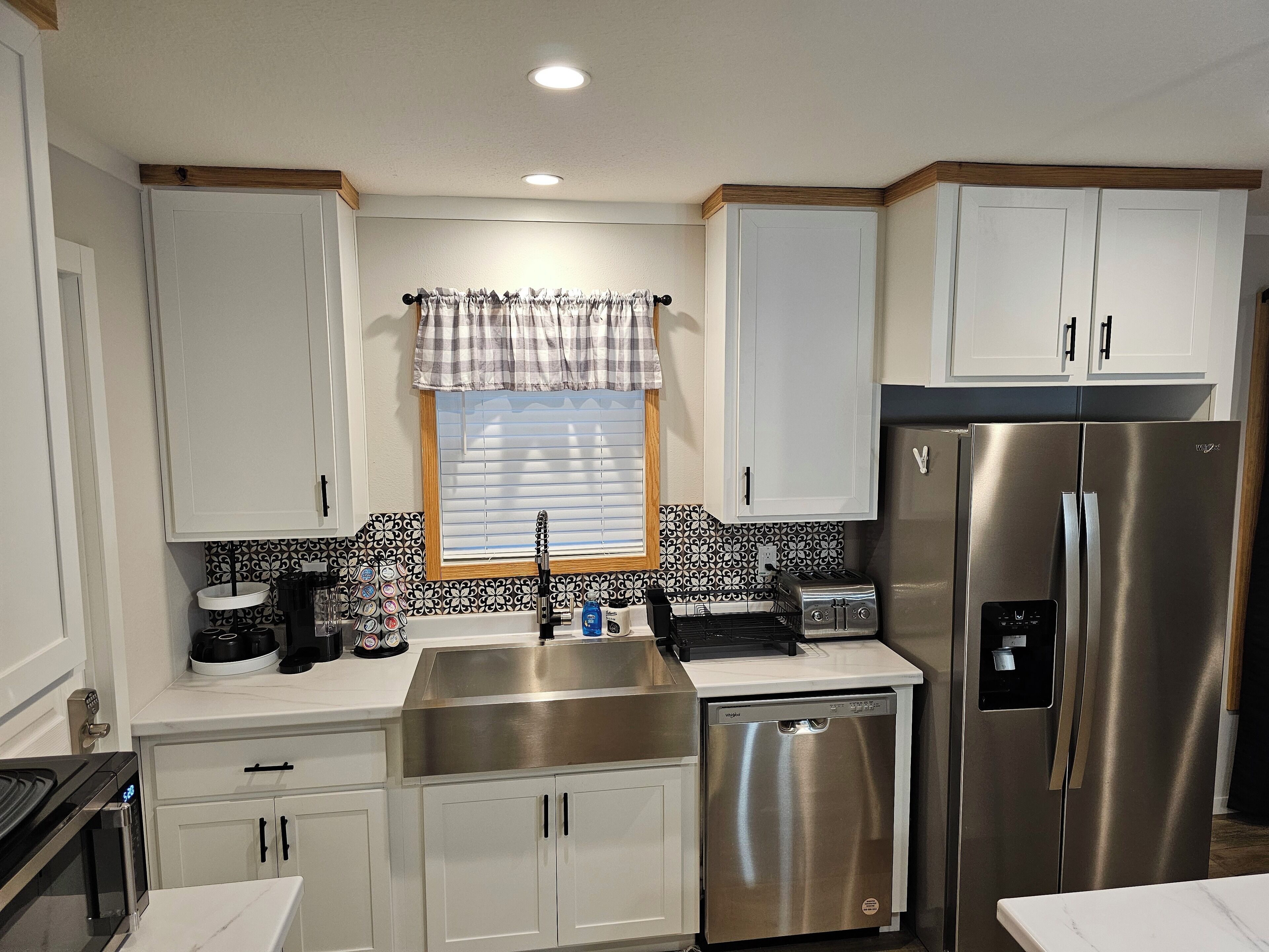 Frigorífico, microondas, horno y placa de cocina