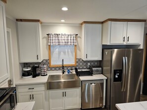 Frigorífico, microondas, horno y placa de cocina