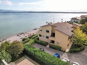 Ein Küstenanwesen mit Strand, Schwimmbad und Meerblick.