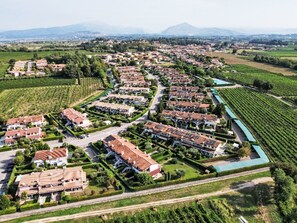 Ein Wohngebiet mit Häusern, einer Straße und landwirtschaftlichen Feldern.