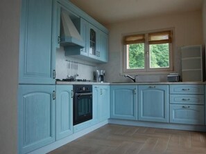 Fridge, oven, dishwasher, cookware/dishes/utensils - Rustikales Haus in ruhiger Lage mit  Seesicht by Interhome (Acquaseria)