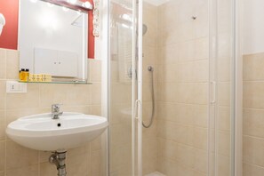Douche, articles de toilette (gratuits), séchoir à cheveux, bidet