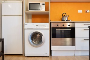 Réfrigérateur, four à micro-ondes, un four, surface de cuisson